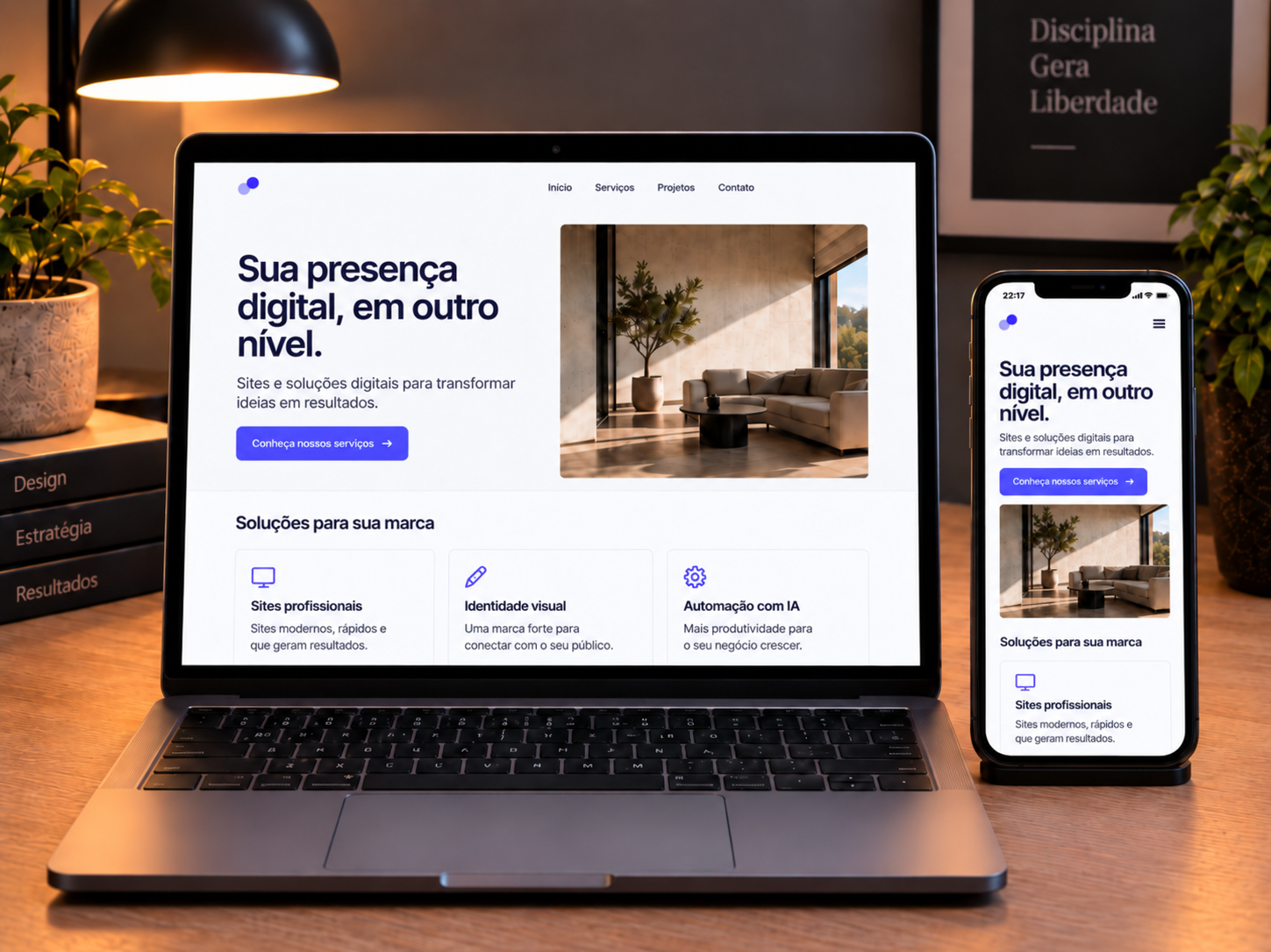 Notebook e celular apresentando sites e presença digital profissional